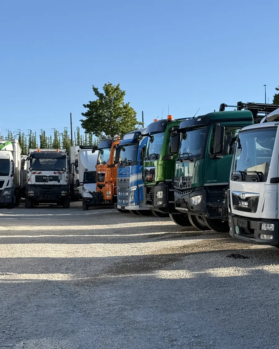 Mehrere LKW nebeneinander auf dem Hof