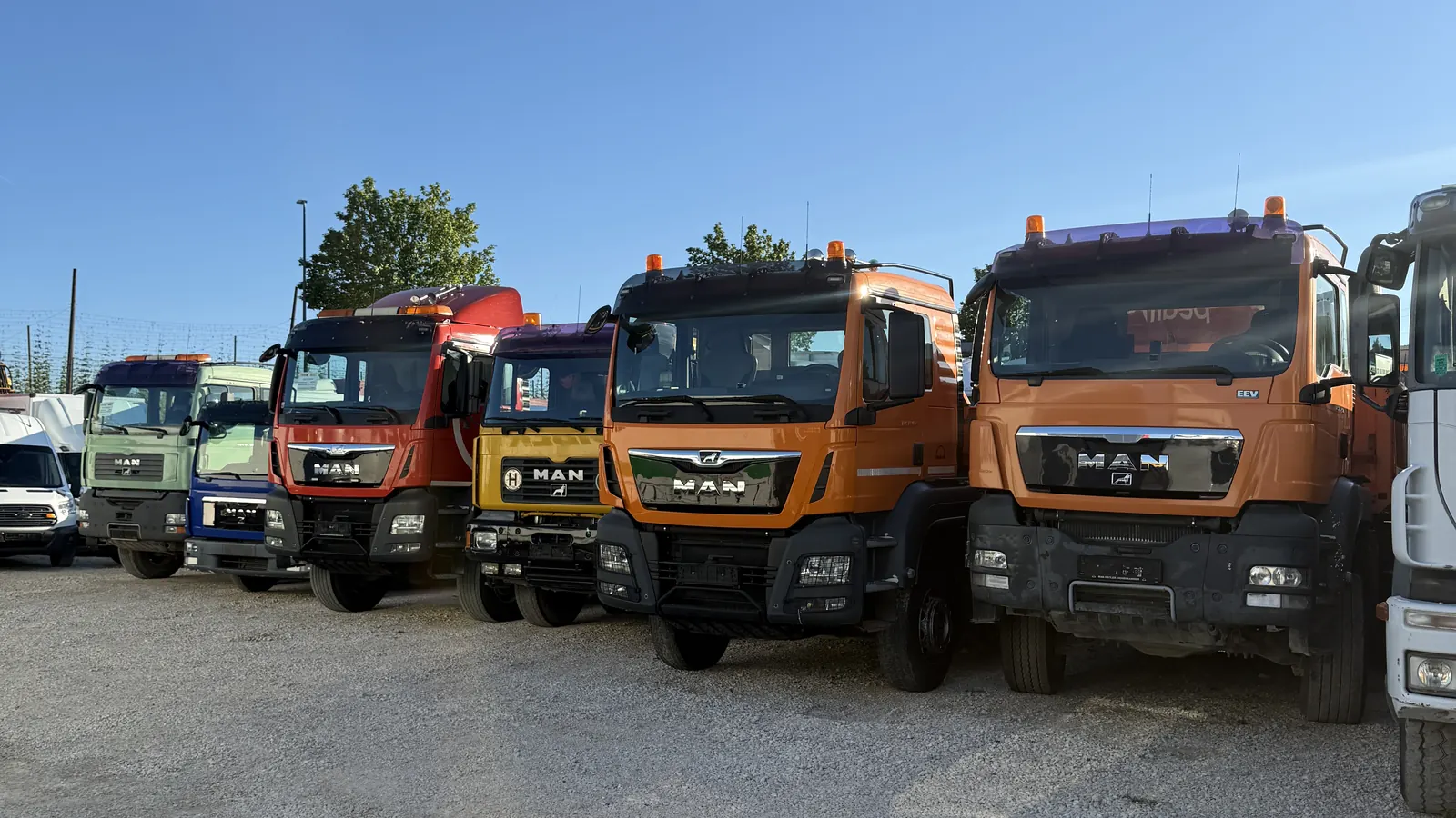 Reihe gebrauchter LKW auf dem Hof von Fardin Nutzfahrzeuge